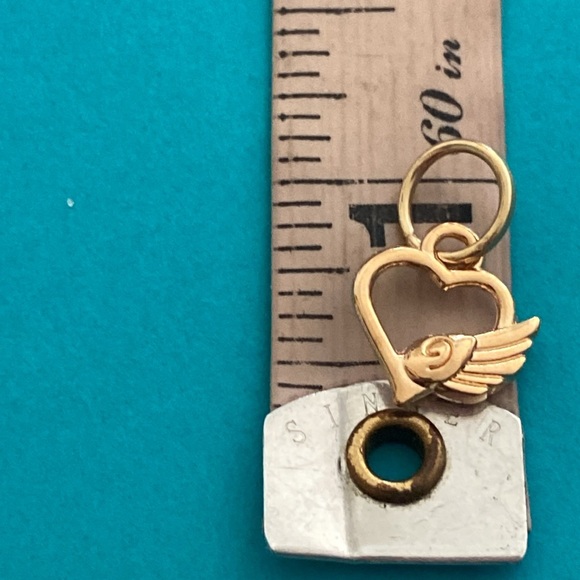 5/$10❤️❤️❤️NEW ROSE GOLD TONED ALLOY FLYING HEART CHARM PENDANT - Picture 3 of 3